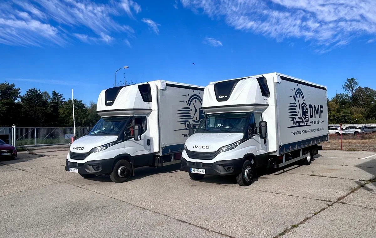 Two 7.2 t Iveco Daily trucks from the DMF Express fleet under a blue sky